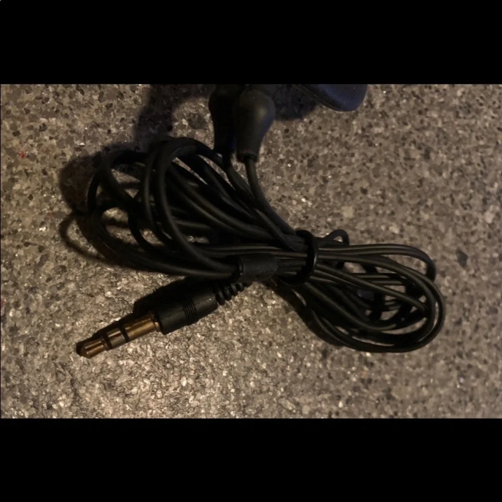 Black Headphones Wired Earbuds - Picture 3 of 4